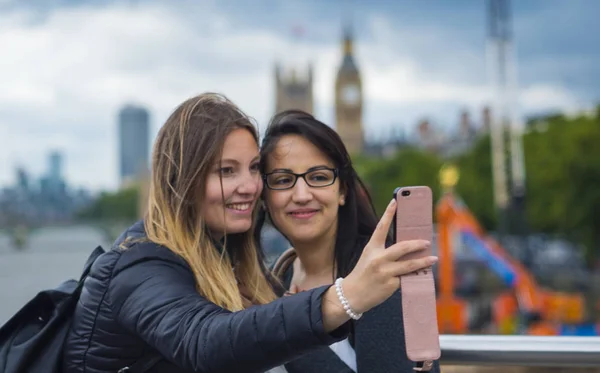 Two girlfriends travel to London — Stock Photo, Image