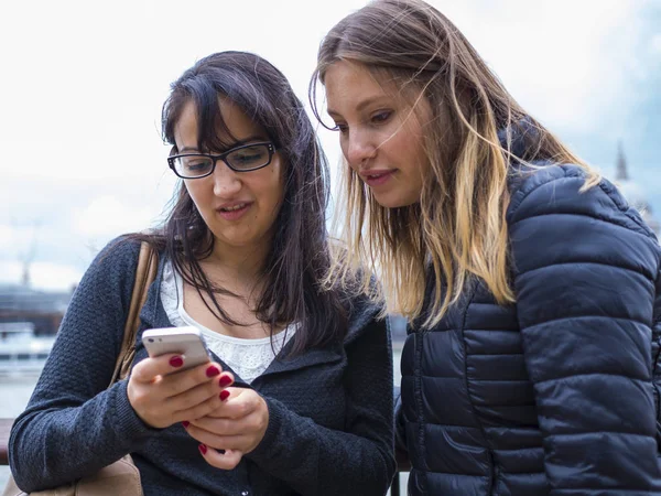 Checking a message on the mobile phone — Stock Photo, Image