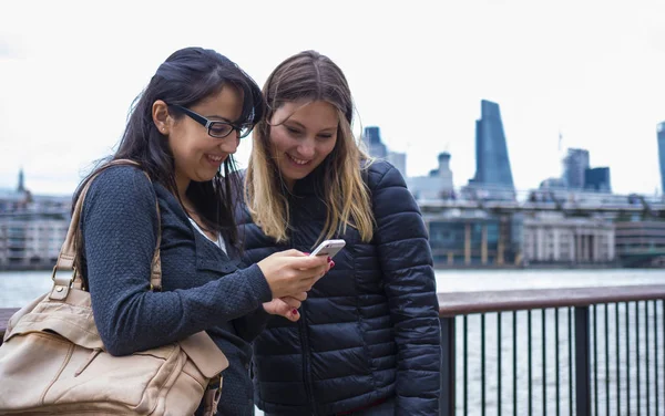 Two girls visit London and enjoy the trip and sightseeing — Stock Photo, Image