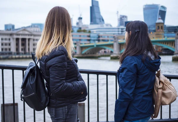 二人の女の子はロンドンを訪問し、旅行と観光をお楽しみください。 — ストック写真