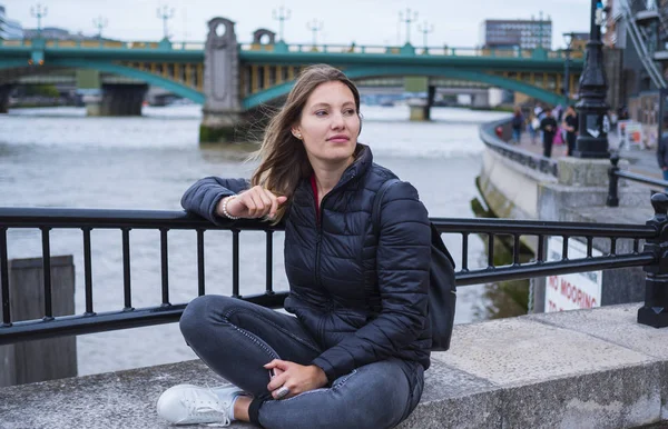 Young woman in the city of London - Relaxing at River Thames — Stock Photo, Image