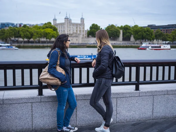 Två tjejer på stranden av Themsen i London - Tower of London — Stockfoto
