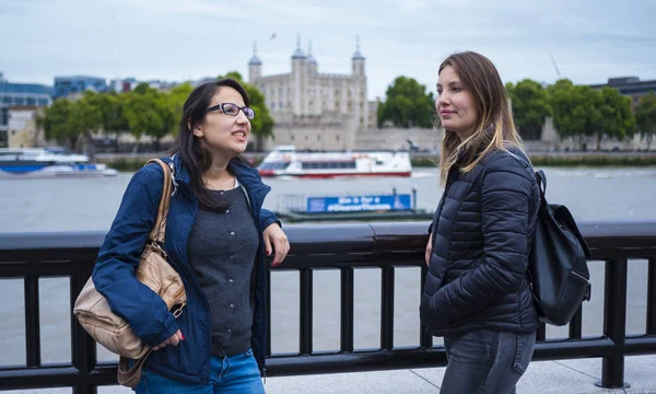 Két barátnő utazni Londonba — Stock Fotó