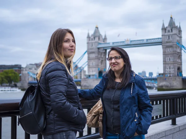 ロンドンのタワー ブリッジで 2 人の女の子 — ストック写真