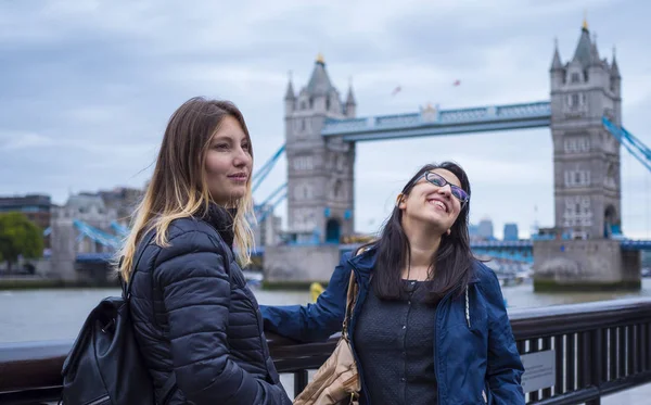 Két lányok egy londoni városnéző kirándulás — Stock Fotó