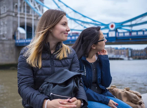 Dvě dívky na poznávací výlet do Londýna - relaxovat na Tower Bridge — Stock fotografie