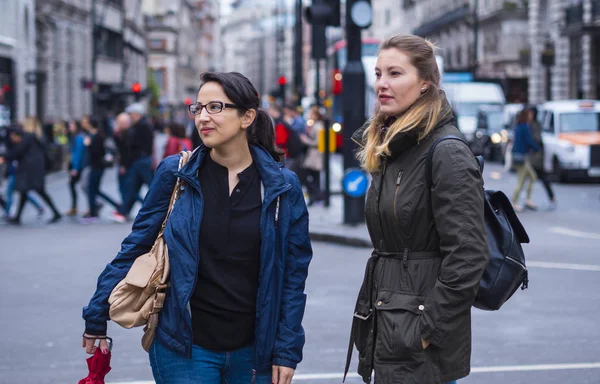 Deux filles visitent Londres et profitent du voyage et du tourisme — Photo