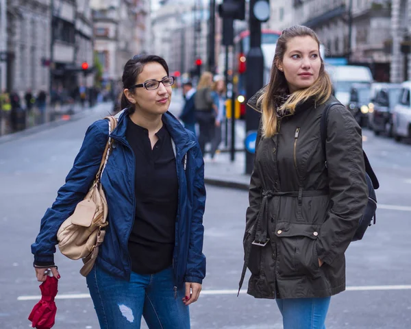 二人の女の子はロンドンを訪問し、旅行と観光をお楽しみください。 — ストック写真