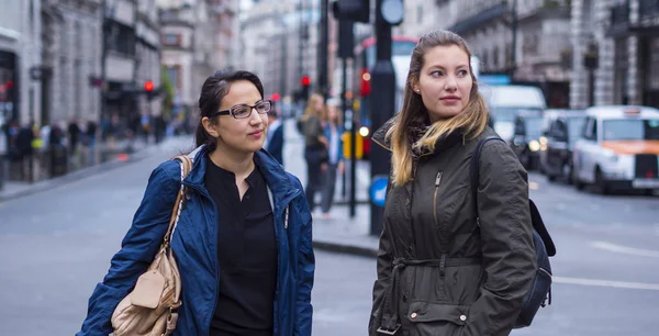 Deux petites amies voyagent à Londres — Photo