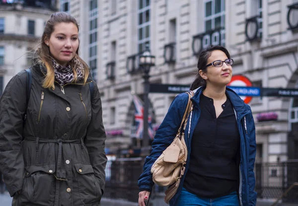 二人の女の子はロンドンを訪問し、旅行と観光をお楽しみください。 — ストック写真