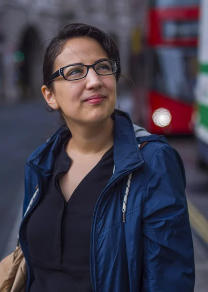 Jeune belle femme dans les rues de Londres — Photo