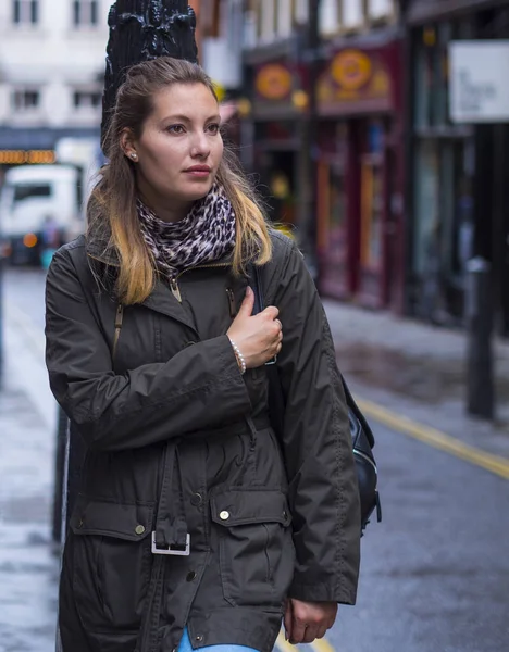 Молодая девушка на улицах Лондона - отдых от осмотра достопримечательностей — стоковое фото