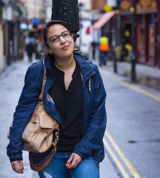 Jeune fille dans les rues de Londres - se détendre de la visite — Photo