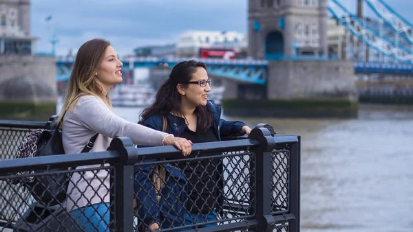 Két barátnő Londonban - pihentető, a Tower Bridge — Stock Fotó