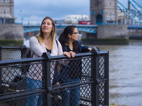 Deux filles en voyage touristique à Londres — Photo