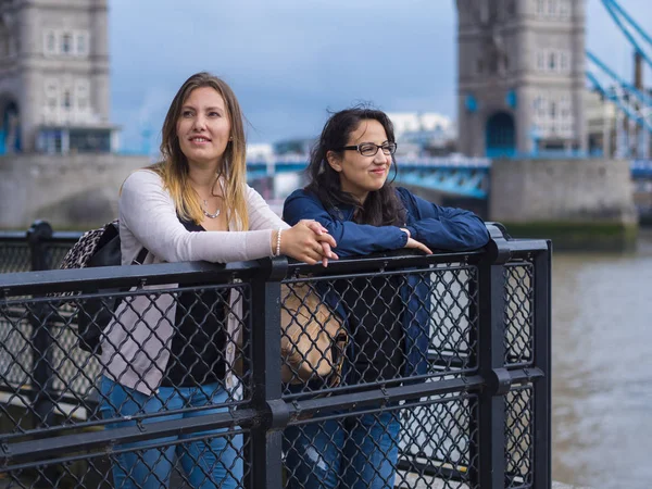 Dos chicas en un viaje turístico a Londres — Foto de Stock