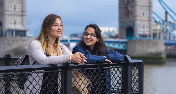 Dvě přítelkyně v Londýně - relaxační na Tower Bridge — Stock fotografie