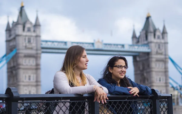 El Puente de la Torre de Londres con dos chicas en un tour turístico — Foto de Stock