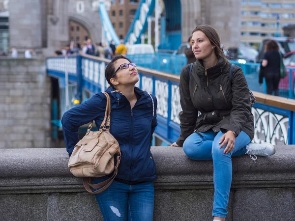 Två unga kvinnor utforska Londons — Stockfoto
