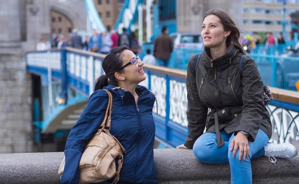 -ロンドンの市内観光に 2 人の女性を楽しんでください。 — ストック写真