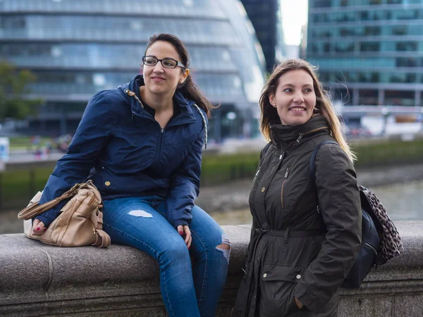 两个女孩在伦敦塔桥 — 图库照片