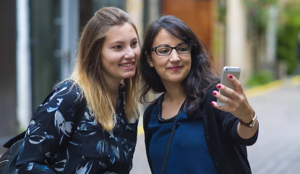 Lányok, hogy selfies során a város utazás Londonba — Stock Fotó
