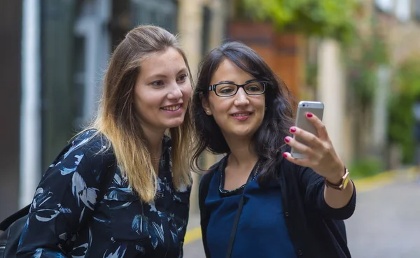 Két lány látogasson el Londonba, és élvezze az utazást és városnézés — Stock Fotó