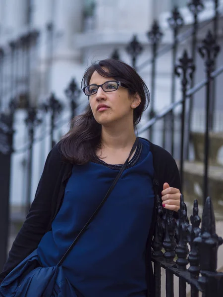 Junges Mädchen in den Straßen von London — Stockfoto