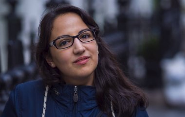 Genç yirmi yaşındaki kadın - ateş yakından