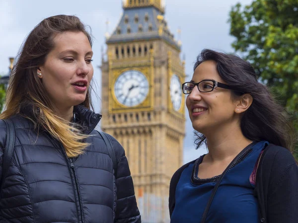 Deux filles visitent Londres et profitent du voyage et du tourisme — Photo