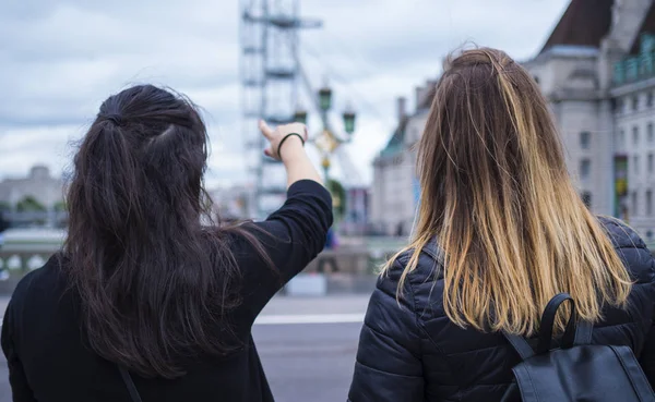 Dvě dívky navštívit Londýn a užijte si výlet a návštěva památek — Stock fotografie