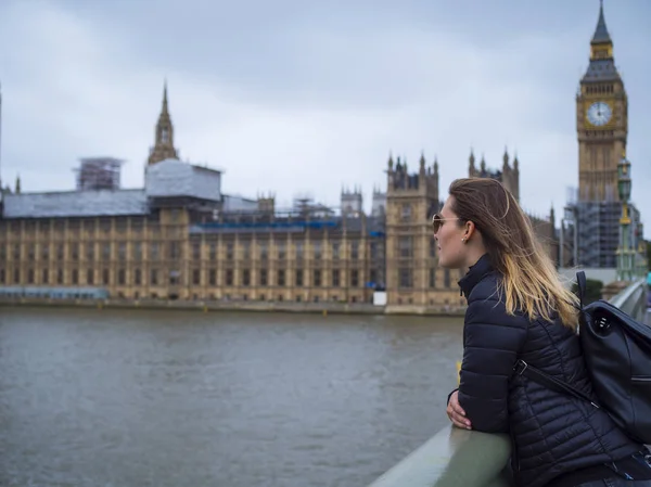 Young blonde girl in London - Westminster Bridge and Houses of Parliament — Stock Photo, Image