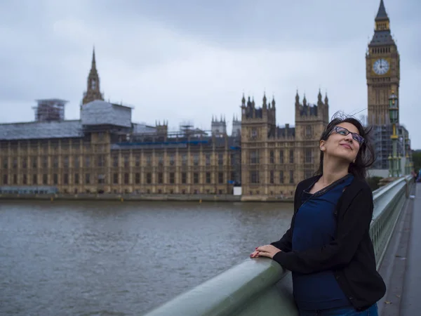 在伦敦的威斯敏斯特桥和议会两院的城市观光 — 图库照片