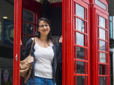 Tipik İngiliz telefon kulübesi fotoğraf çekimi