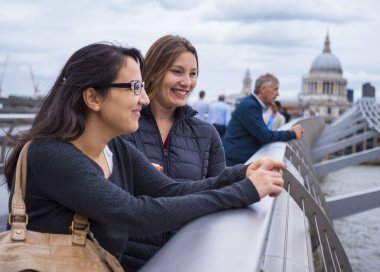 İki güzel kız bir turistik gezi Londra'ya yapmak.
