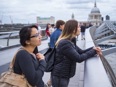 İki güzel kız bir turistik gezi Londra'ya yapmak.