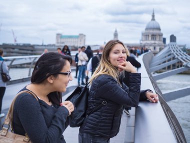 Millennium Köprüsü'nde Londra'iki genç kız