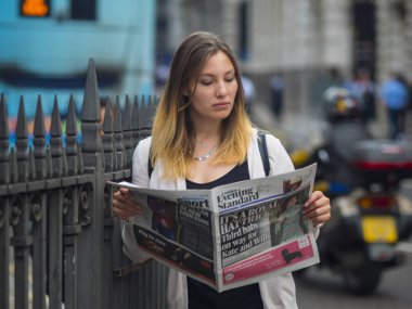 Sokakta bir gazete okuyor