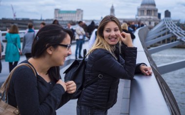 Kız Millennium Köprüsü'nde Thames Nehri - rahatlatıcı