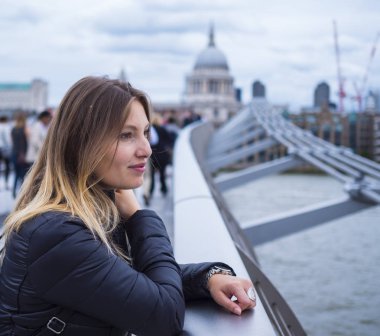 Kız Millennium Köprüsü'nde Thames Nehri - rahatlatıcı