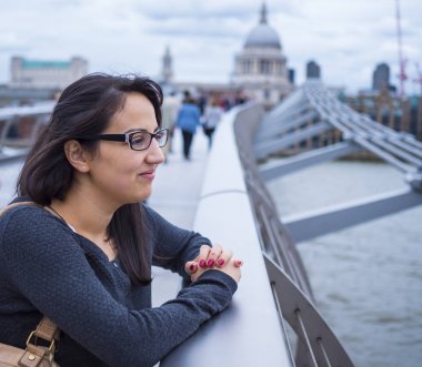 Gençlerin rahatla ve Londra'da Thames Nehri üzerinde manzarasının tadını çıkarın
