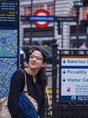 Londra - Piccadilly Circus bir turistik gezi genç kız