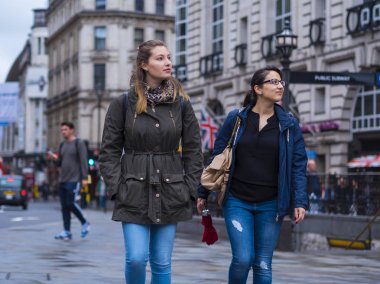 Piccadilly Circus London - kızlar gezi yürüyüş