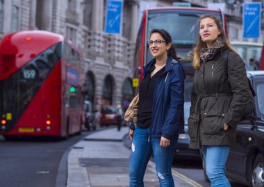 İki genç kadın Londra'da karşıdan karşıya
