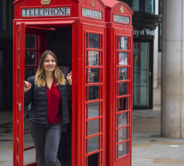 Séance photo dans une cabine téléphonique typiquement britannique — Photo