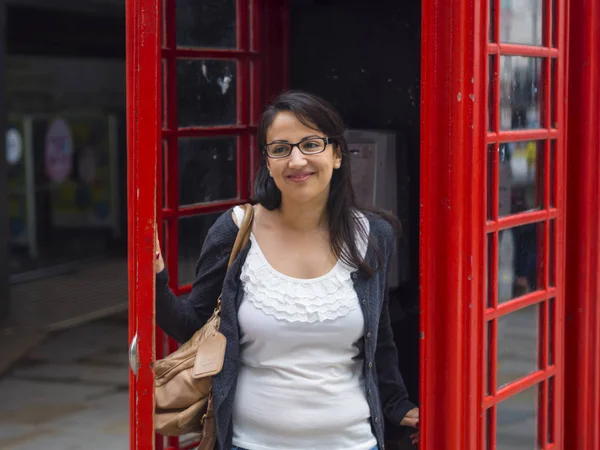 典型的なイギリスの電話ブースで写真撮影 — ストック写真