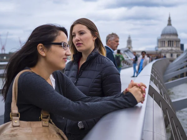 Két fiatal lányok a millenniumi-hídtól Londonban — Stock Fotó