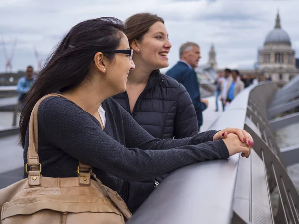 Dvě mladé dívky na Millennium Bridge v Londýně — Stock fotografie