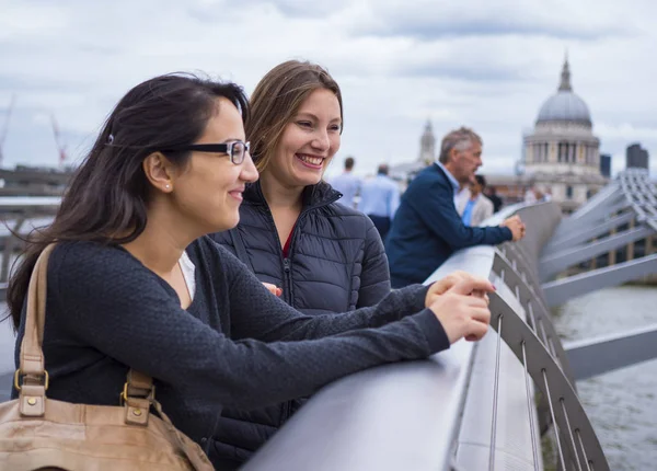 Deux belles filles font un voyage touristique à Londres — Photo