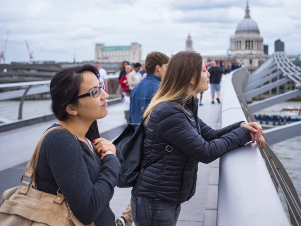 Two beautiful girls do a sightseeing trip to London — Stock Photo, Image
